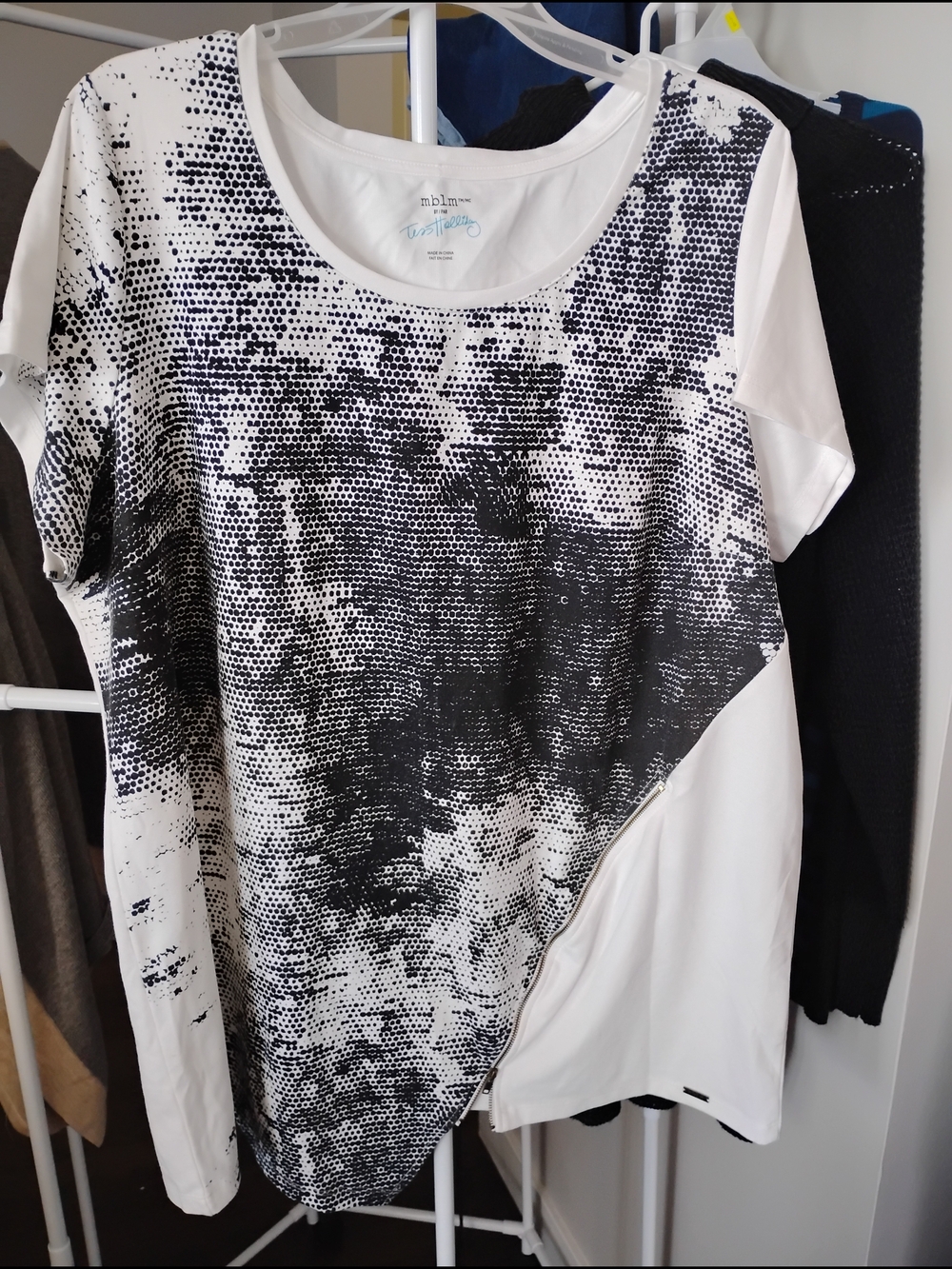 mblm Women Crew neck White and Black Graphic Short-Sleeve Top with Diagonal Zip